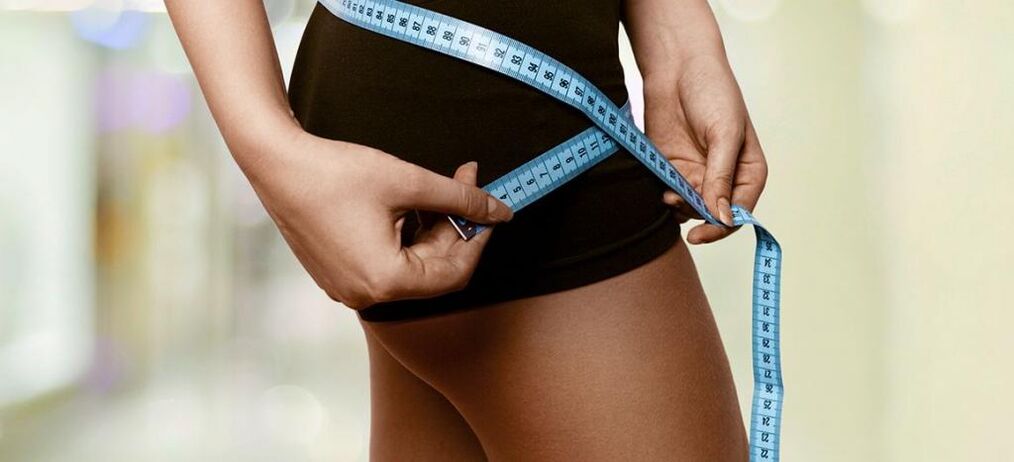 Bir qadın effektiv kilo itkisinin nəticələrini qeyd edir